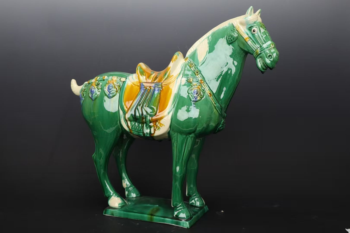 Vibrant Green Tang Sancai Horse Ornaments: A blend of historical charm and artisanal excellence. Hand - crafted with flowing glazes, they're perfect for collectors and a symbol of good fortune.