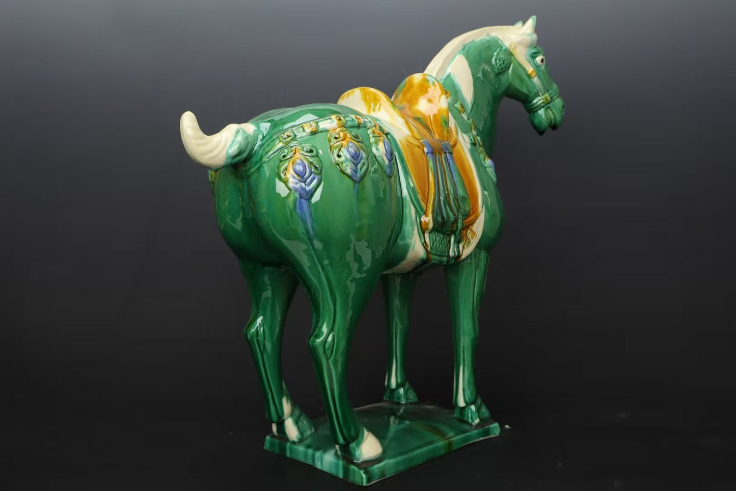 Vibrant Green Tang Sancai Horse Ornaments: A blend of historical charm and artisanal excellence. Hand - crafted with flowing glazes, they're perfect for collectors and a symbol of good fortune.