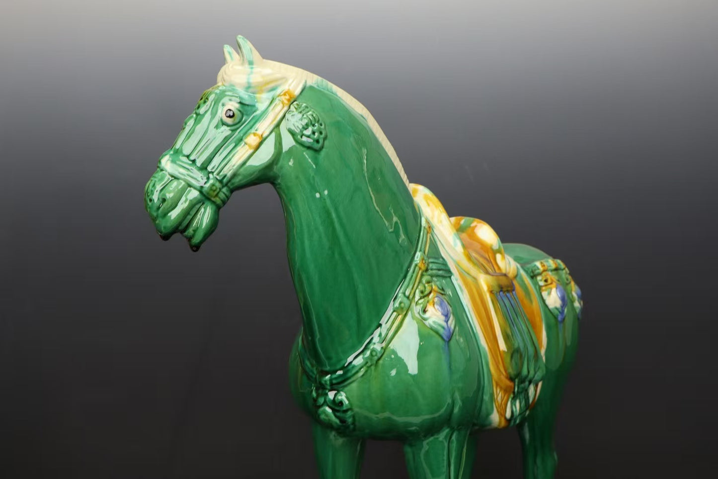 Vibrant Green Tang Sancai Horse Ornaments: A blend of historical charm and artisanal excellence. Hand - crafted with flowing glazes, they're perfect for collectors and a symbol of good fortune.