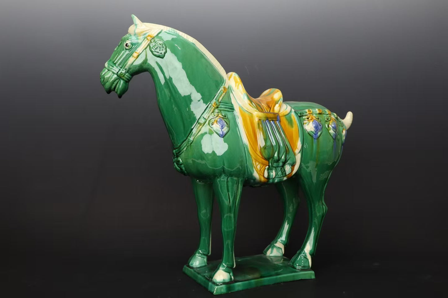 Vibrant Green Tang Sancai Horse Ornaments: A blend of historical charm and artisanal excellence. Hand - crafted with flowing glazes, they're perfect for collectors and a symbol of good fortune.